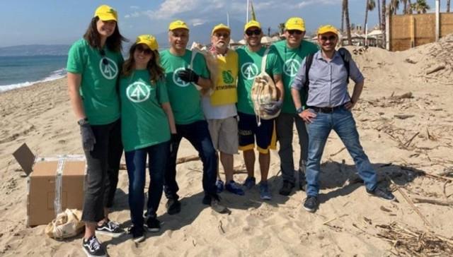 Volunteers at IP’s Catania Plant Help Clean Local Beach